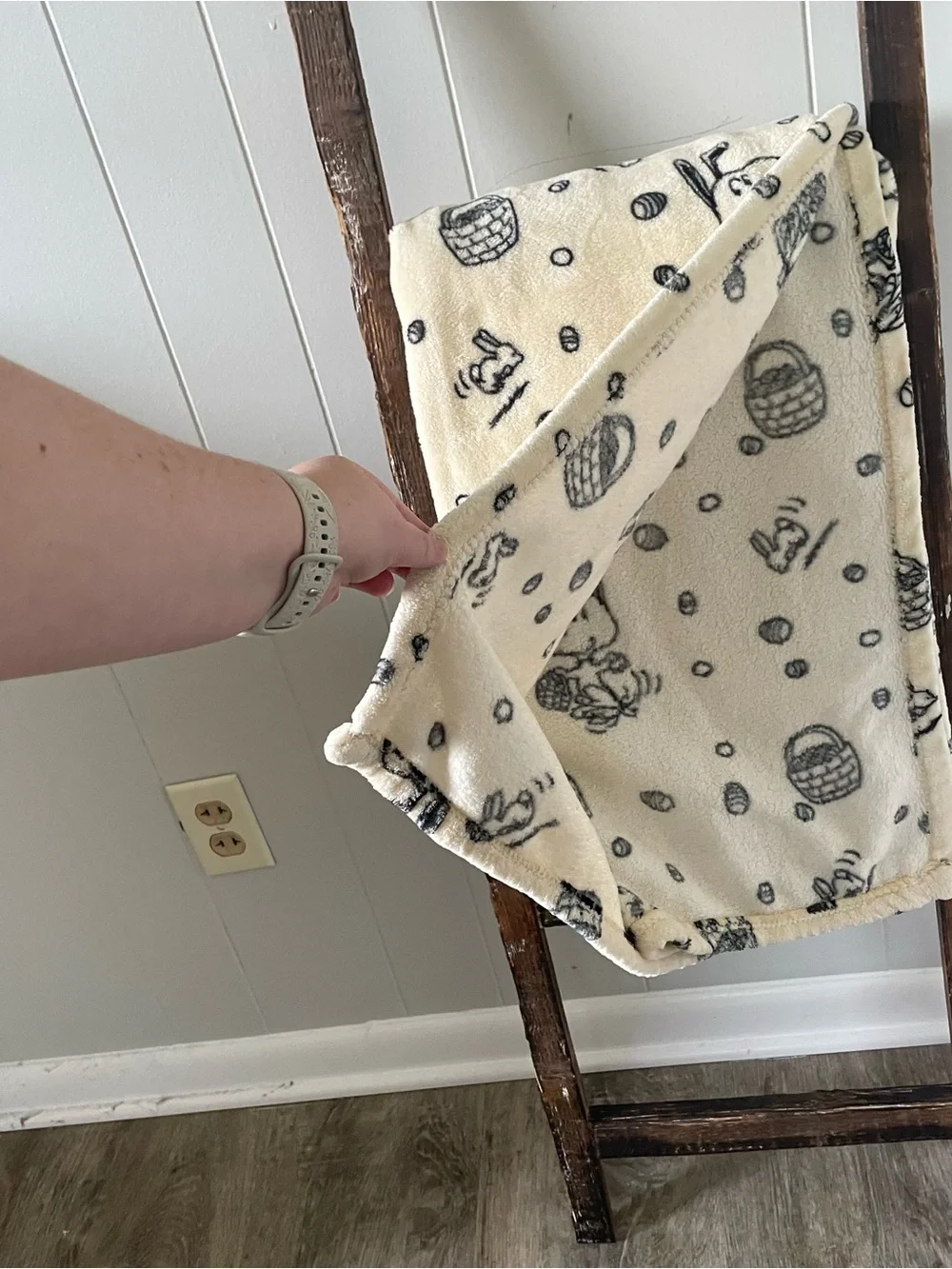 Peanuts Snoopy Fleece Throw Blanket 57” x 70” Cream Gray Easter Cozy Blanket